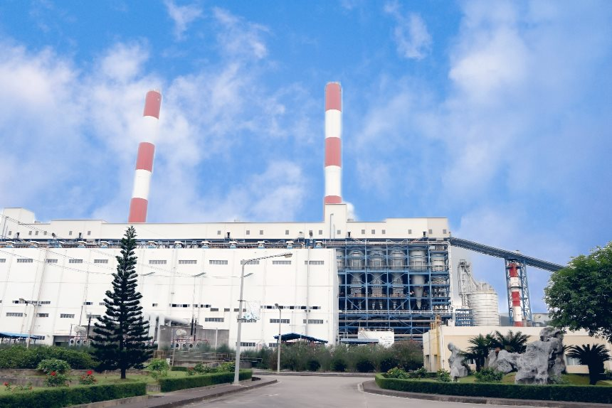 Khuôn viên nhà máy Nhiệt điện Mông Dương 1 được phủ xanh.