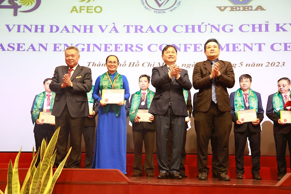 Ông Phạm Quốc Bảo - Chủ tịch HĐTV EVNHCMC (bìa trái), Tiến sĩ Phan Xuân Dũng - Chủ tịch Liên hiệp các Hội Khoa học và Kỹ thuật Việt Nam (thứ hai từ phải sang) và ông Yau Chau Fong - Trưởng Ban đăng bạ kỹ sư ASEAN trao chứng chỉ, huy hiệu kỹ sư chuyên nghiệp ASEAN cho các kỹ sư