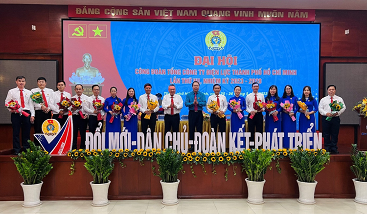 Ông Đỗ Đức Hùng - Chủ tịch Công đoàn Điện lực Việt Nam (áo sơ mi xanh, đứng giữa) và ông Phạm Quốc Bảo - Chủ tịch HĐTV EVNHCMC (thứ 9 từ phải sang) trao hoa và chúc mừng Ban chấp hành Công đoàn EVNHCMC, nhiệm kỳ 2023-2028.