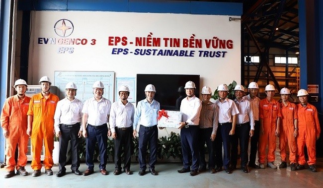 Đoàn Công tác đến thăm và tặng quà cho Phân xưởng sửa chữa EPS tại Mông Dương.