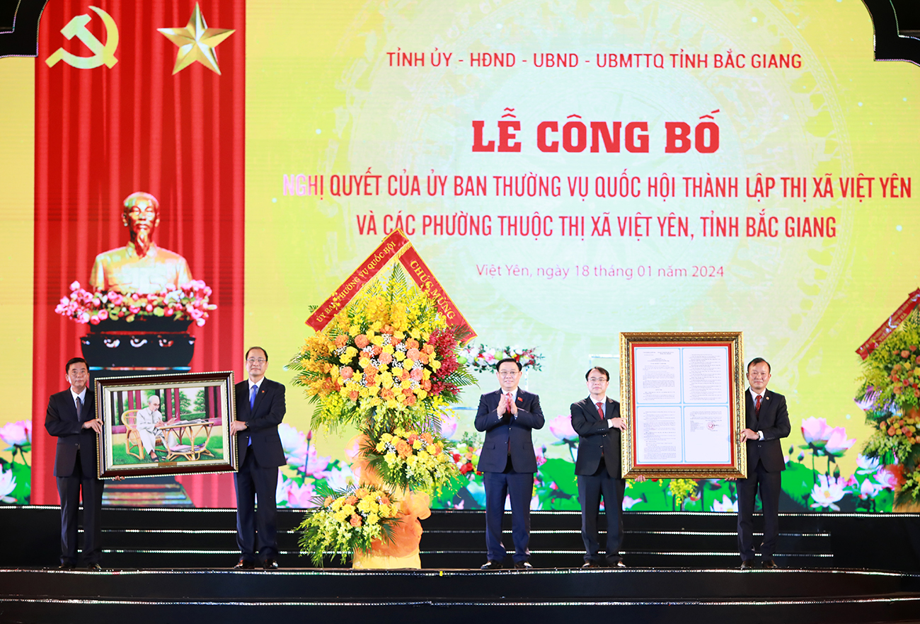 Ông Vương Đình Huệ - Ủy viên Bộ Chính trị, Chủ tịch Quốc hội trao Nghị quyết của Ủy ban Thường vụ Quốc hội về thành lập thị xã Việt Yên và các phường thuộc thị xã Việt Yên.