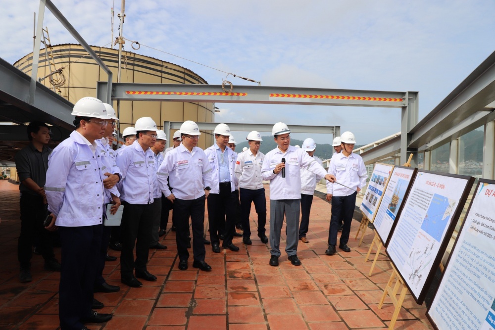 Tổng Giám đốc Petrovietnam Lê Mạnh Hùng thị sát cụm cảng Hạ lưu PTSC và làm việc với PTSC vào tháng 7/2023.