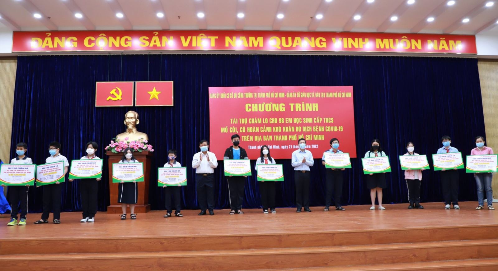 Ông Trần Xuân Điền -  Bí thư Đảng ủy Khối cơ sở Bộ Công thương tại TP.HCM và ông Trương Quốc Phúc - Thành viên HĐQT EVNGENCO3 trao bảng tài trợ cho các em học sinh