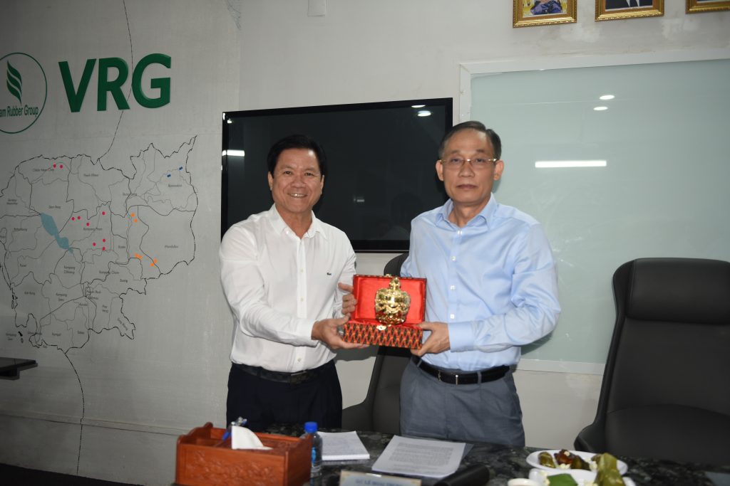 Ông Lê Thanh Hưng, Tổng Giám đốc VRG tặng quà lưu niệm cho ông Lê Hoài Trung.