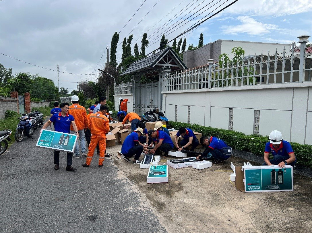 Đoàn Thanh niên Công ty Nhiệt điện Phú Mỹ, Công ty EPS và địa phương tích cực thực hiện công trình.