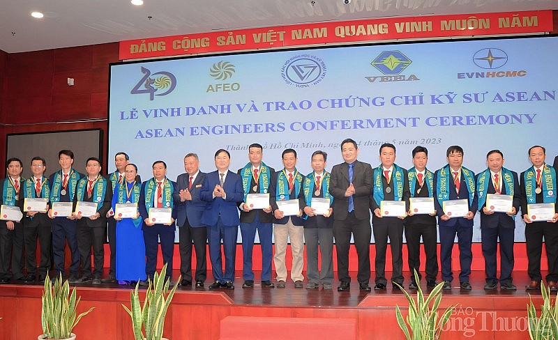 Các kỹ sư của EVNHCMC nhận chứng chỉ, huy hiệu kỹ sư chuyên nghiệp ASEAN