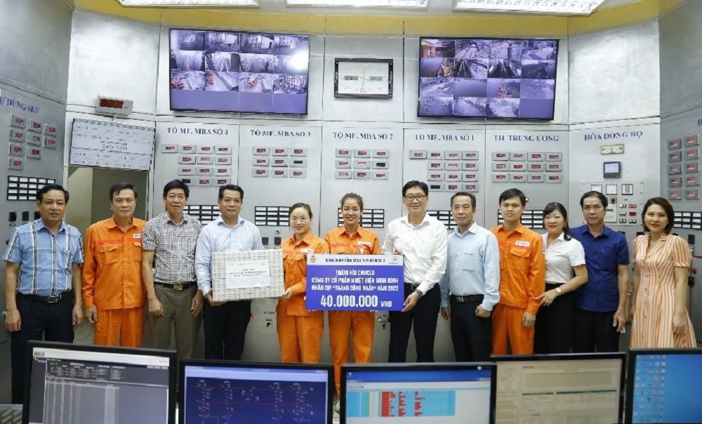 Thăm hỏi tặng quà cho người lao động tại Công ty CP Nhiệt điện Ninh Bình.