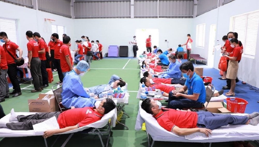 Cán bộ công nhân viên EVNGENCO 3 tham gia đông đảo ngày hội hiến máu cứu người.