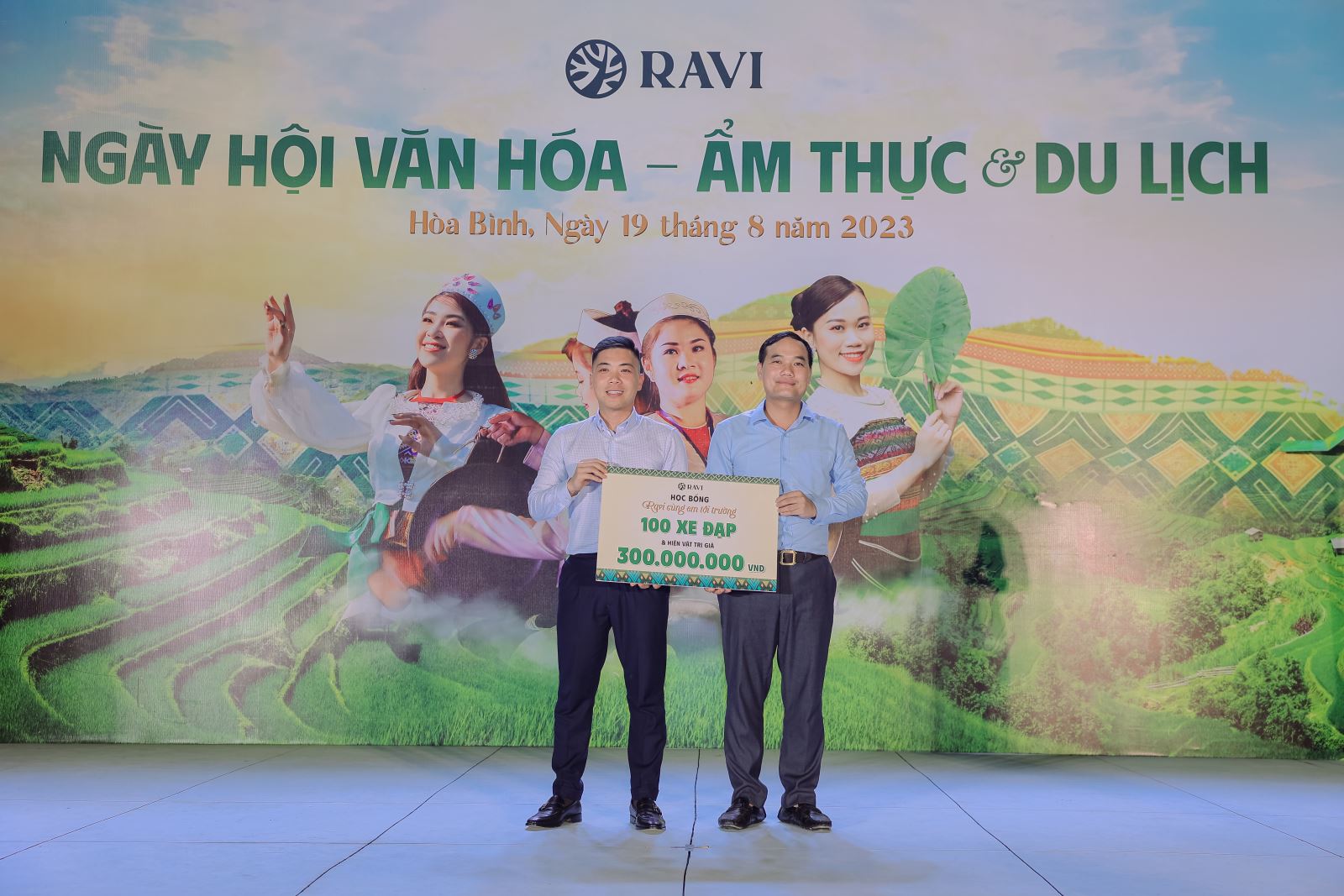 Ravi đã trao tặng 100 suất học bổng “Ravi cùng em tới trường” cho Tỉnh đoàn Hoà Bình.