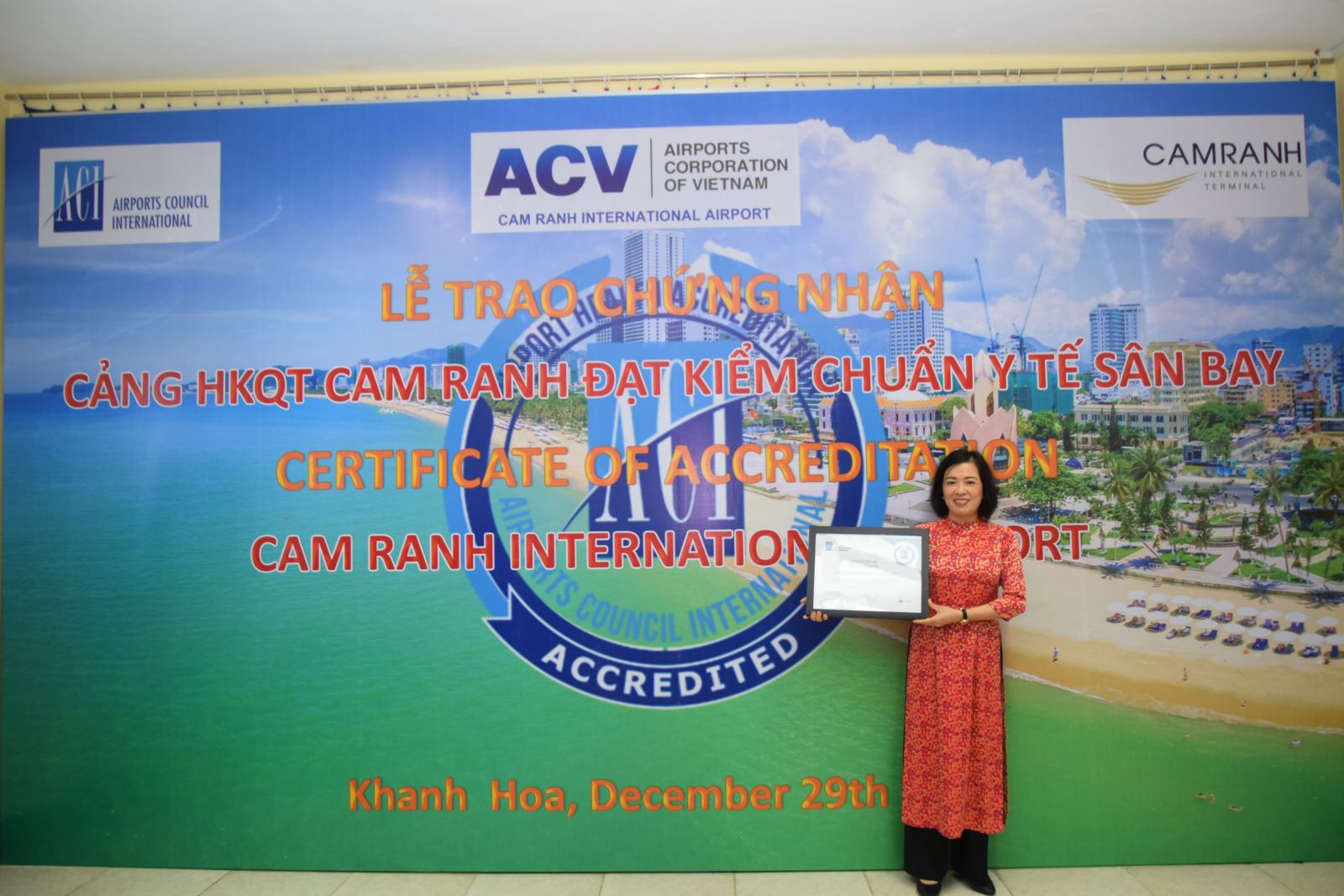 Hình ảnh tư liệu: Bà Lê Thị Hồng Minh – Tổng giám đốc Công ty Cổ phần Nhà ga Quốc tế Cam Ranh tại lễ trao chứng nhận Sân bay An toàn Y tế (AHA)
