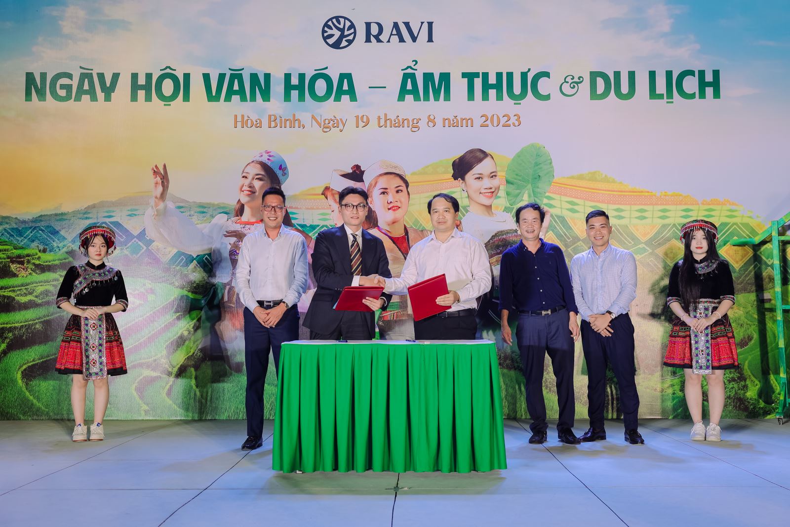 Lễ ký kết đánh dấu sự hợp tác của Ravi và Sở Văn hóa, Thể thao và Du lịch tỉnh Hòa Bình.