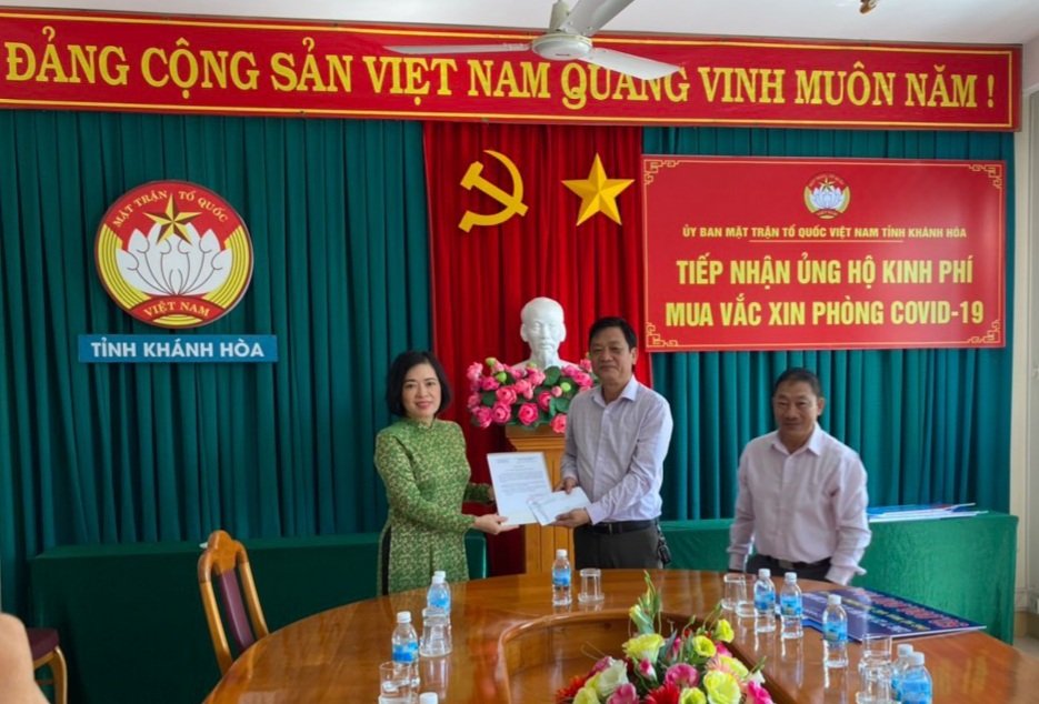 Hình ảnh tư liệu: bà Lê Thị Hồng Minh - Tổng Giám đốc Công ty Cổ phần Nhà ga Quốc tế Cam Ranh đại diện Công ty ủng hộ 100 triệu đồng kinh phí mua vắc xin phòng Covid-19 cho tỉnh Khánh Hòa