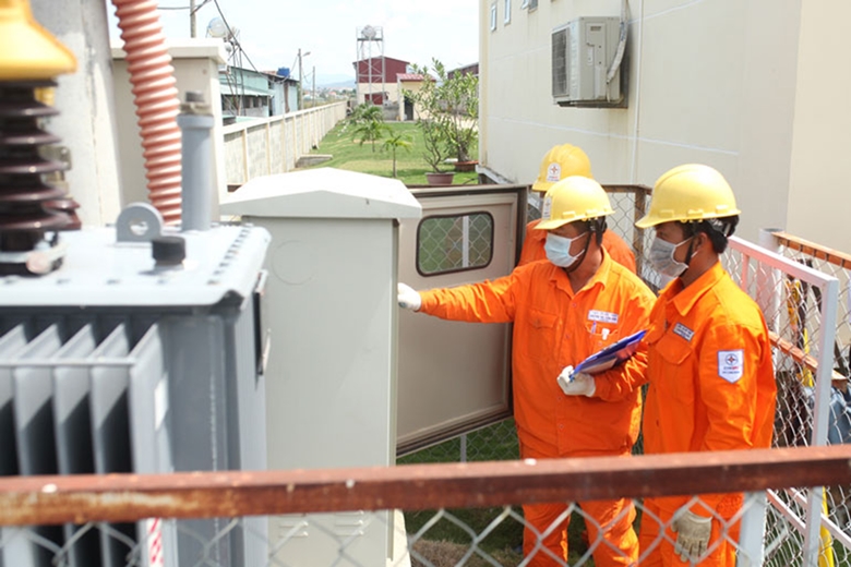 Công nhân EVN thường xuyên kiểm tra hệ thống điện, đảm bảo mục tiêu cung cấp điện an toàn, ổn định và liên tục.