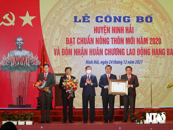 Ông Trần Quốc Nam, Phó Bí thư Tỉnh ủy, Chủ tịch UBND tỉnh, Trưởng Ban chỉ đạo các chương trình mục tiêu quốc gia tỉnh trao Quyết định của Thủ tướng Chính phủ công nhận huyện Ninh Hải đạt chuẩn NTM năm 2020.