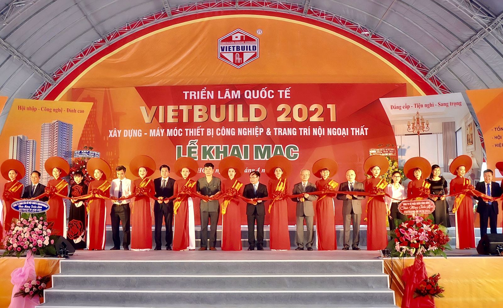 Ông Nguyễn Văn Sinh,Thứ trưởng Bộ Xây dựng, Trưởng ban chỉ đạoTriển lãm Quốc tế Vietbuild (hình đứng thứ 11phải qua) cắt băng khai mạc Triển lãm.