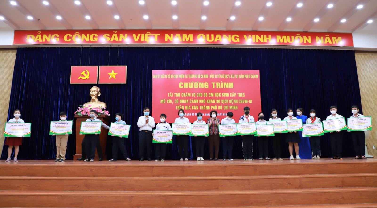 Bà Tô Thị Bích Châu - Ủy viên Ban Thường vụ Thành ủy, Chủ tịch UBMTTQVN TP.HCM và ông Trương Quốc Phúc - Thành viên HĐQT EVNGENCO3 trao bảng tài trợ cho các em học sinh