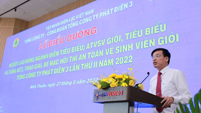 Ông Uông Quang Huy, Phó Chủ tịch Công đoàn Điện lực Việt Nam đánh giá cao các kết quả đạt được của Công đoàn Tổng Công ty trong công tác ATVSLĐ.