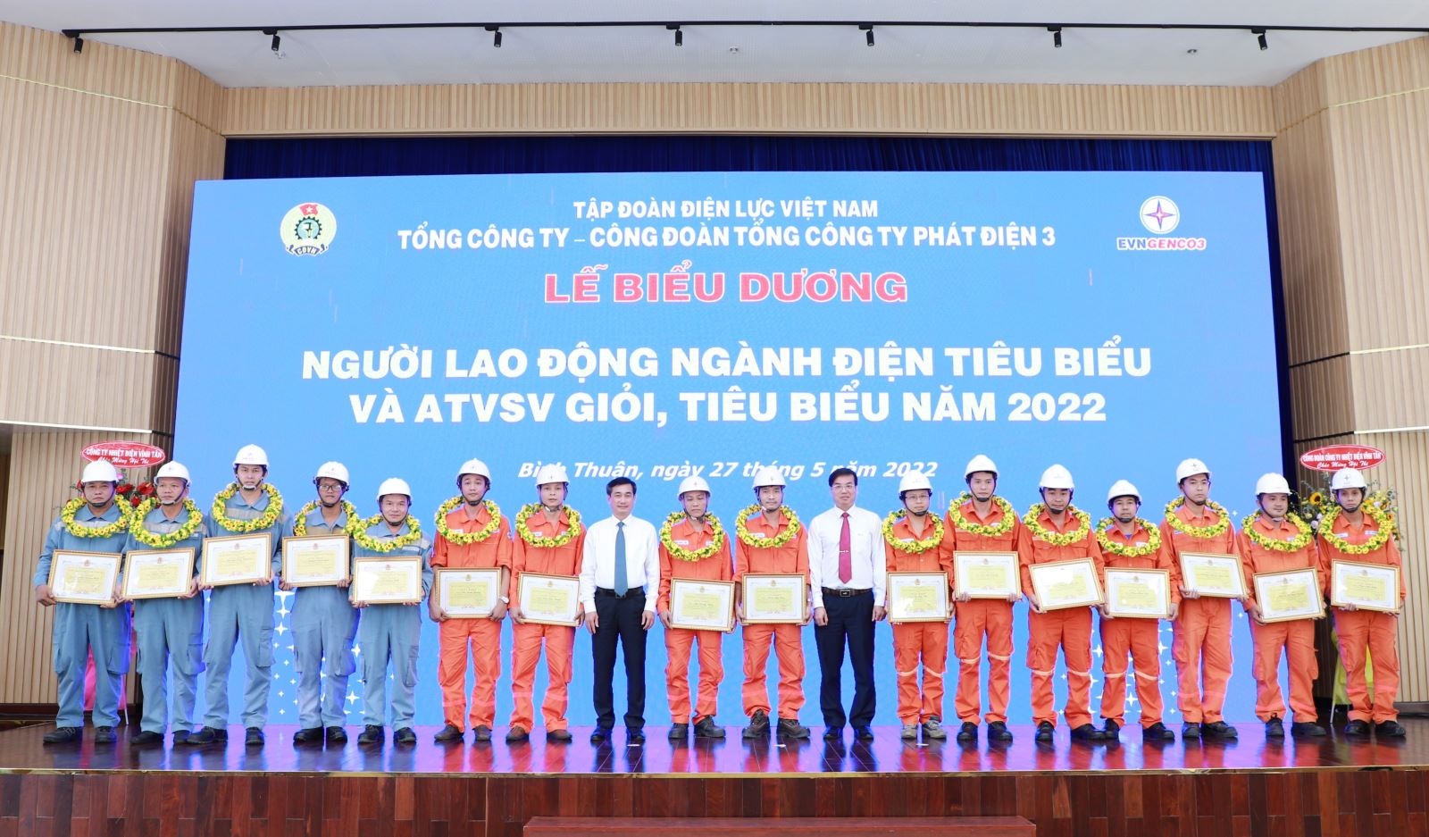 43 người lao động tiêu biểu của EVNGENCO3 năm 2022 được biểu dương tại buổi lễ.