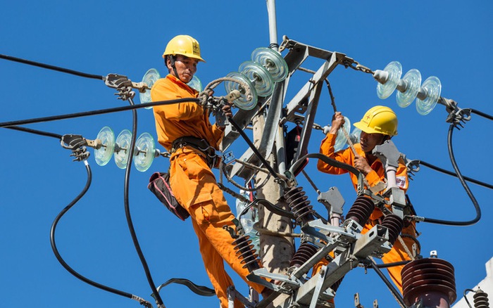 Công nhân EVN luôn sẵn sàng ứng trực, sửa chữa đảm bảo điện trong mùa nắng nóng.