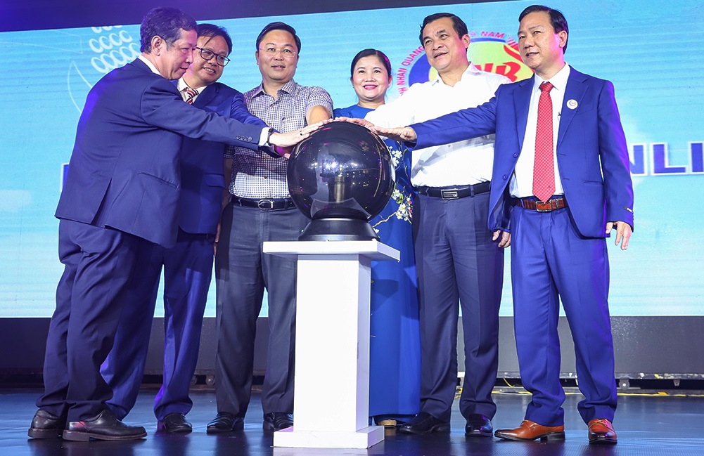 Lãnh đạo tỉnh Quảng Nam, Bình Phước, cùng đại diện QNB tổ chức nghi thức khai trương siêu thị Online.