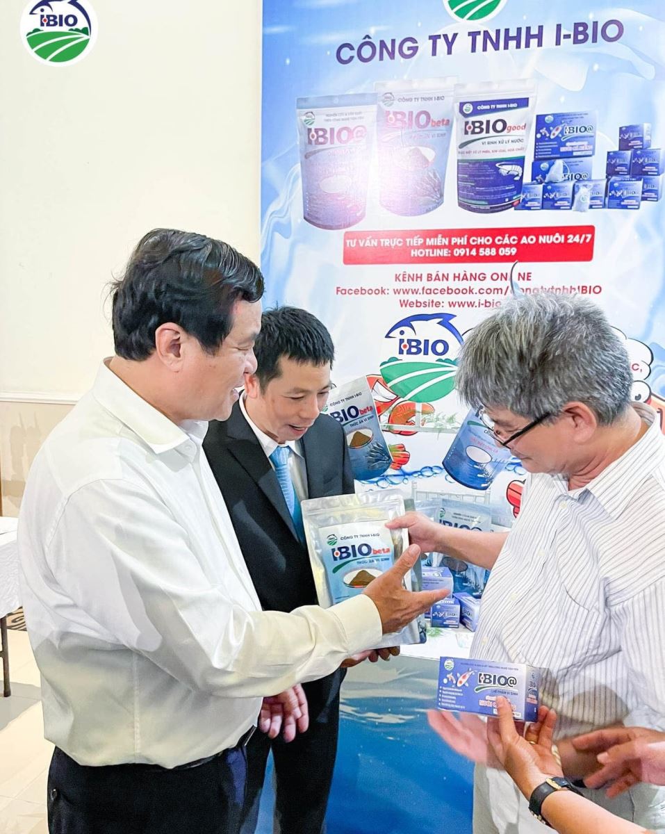 Ông Phan Việt Cường - Bí thư Tỉnh ủy tỉnh Quảng Nam (ngoài cùng bên trái) thăm gian hàng của Công ty TNHH I-BIO