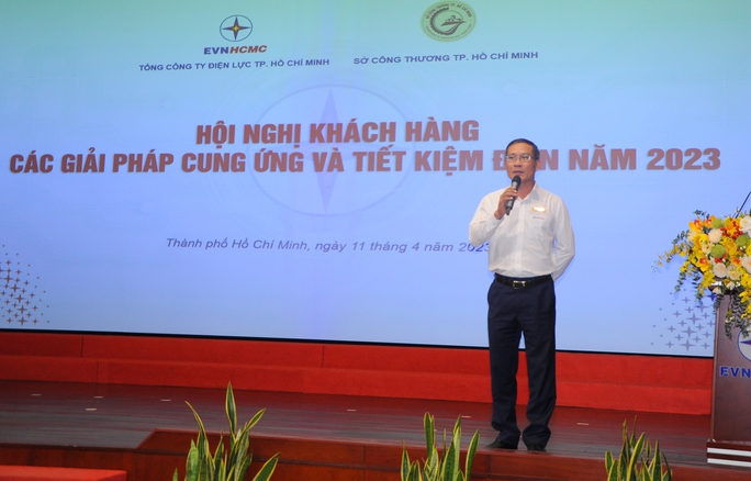 Ông Bùi Trung Kiên – PTGĐ EVNHCMC trực tiếp cung cấp thông tin, giải đáp các ý kiến của khách hàng