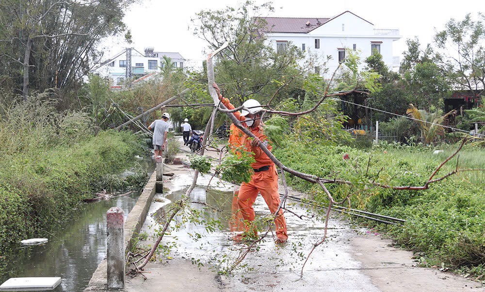 Công nhân EVNCPC khẩn trương khắc phục sự cố điện sau thiên tai để cung cấp điện cho khách hàng.