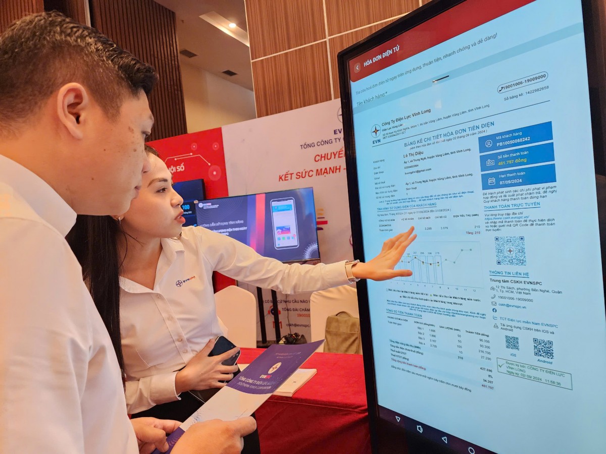 Nhân viên EVNSPC hướng dẫn khách hàng trải nghiệm thực tế các tính năng nổi bật của App CSKH EVNSPC trên màn hình tương tác.
