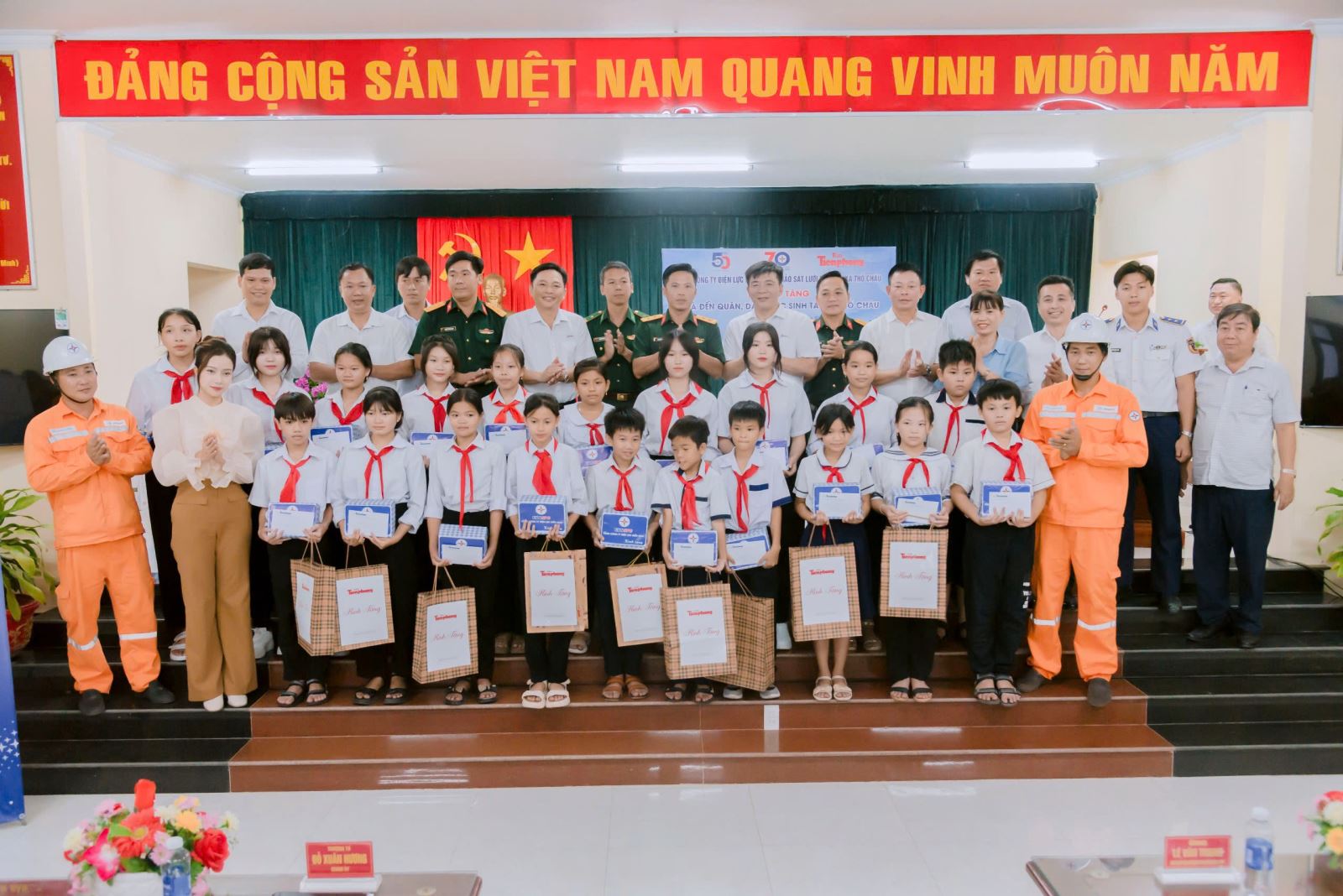 Học sinh Trường Tiểu học và Trung học cơ sở Thổ Châu nhận quà từ đoàn công tác.