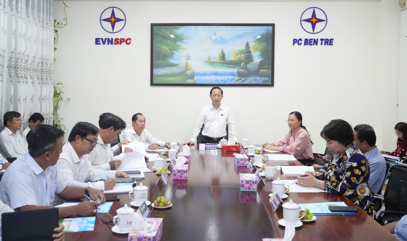 Ông Nguyễn Trúc Sơn -Trưởng đoàn ĐBQH tỉnh Bến Tre làm việc tại Công ty Điện lực Bến Tre