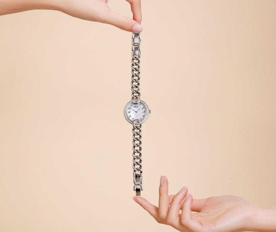 Cách đeo đồng hồ cho nữ đẹp, đúng cách là phải chọn mặt số vừa phải so với cổ tay - Ảnh: đồng hồ Saga.