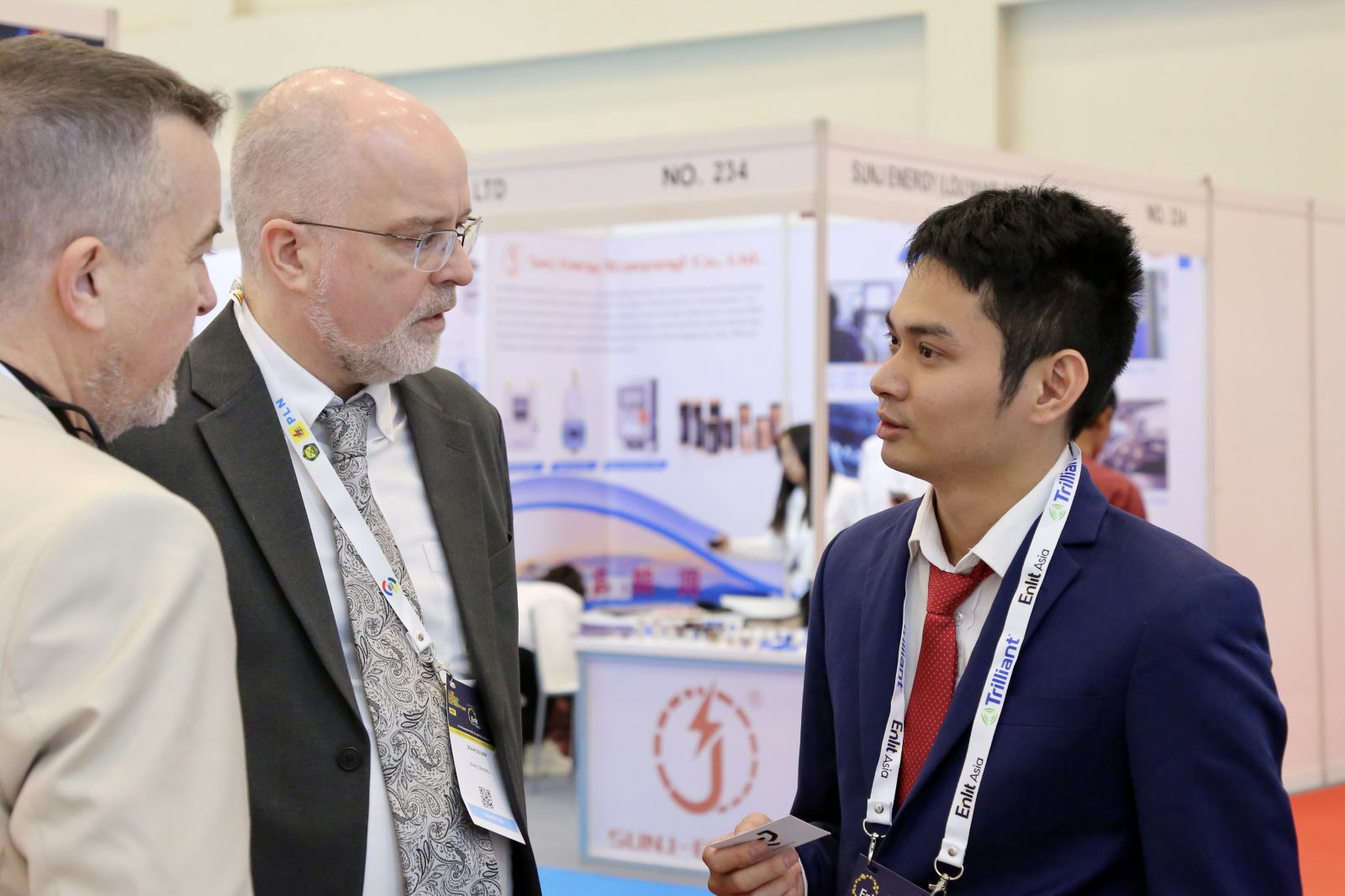 Kỹ sư trẻ Nguyễn Huy Dương giới thiệu công nghệ và trao đổi cùng các quan khách quốc tế tại gian hàng của EVNHCMC.