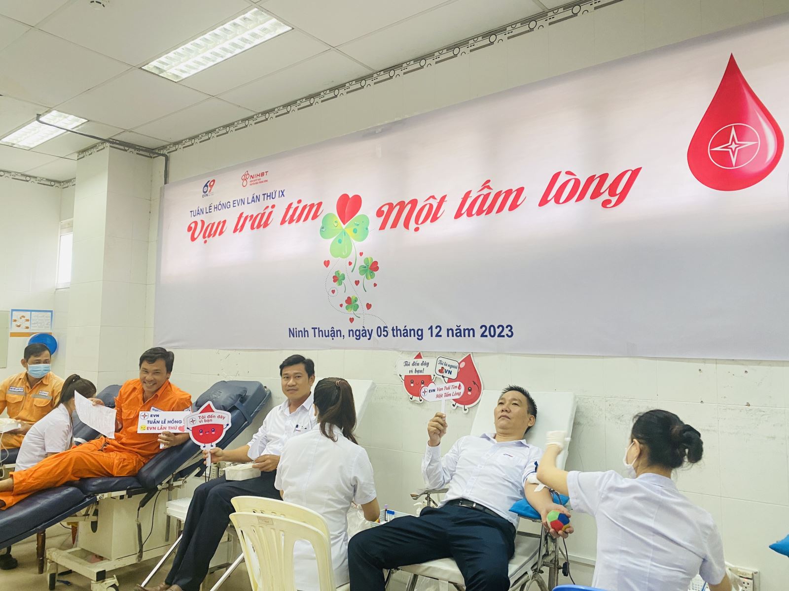 CBCNV Công ty Điện lực Ninh Thuận tham gia hiến máu tình nguyện. Ảnh EVNSPC