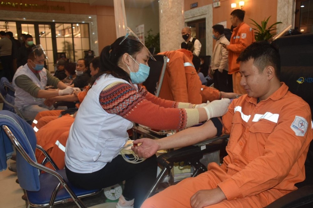 Cán bộ nhân viên EVNHANOI tham gia hiến máu tình nguyện