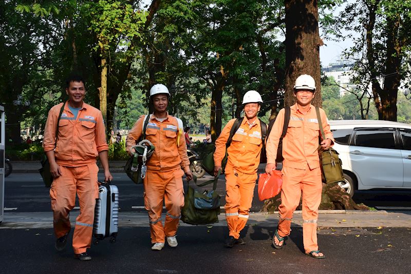 Các thành viên Đội xung kích EVNHANOI trang bị đầy đủ phương tiện bảo hộ, dụng cụ thi công, sẵn sàng lên đường thực hiện nhiệm vụ