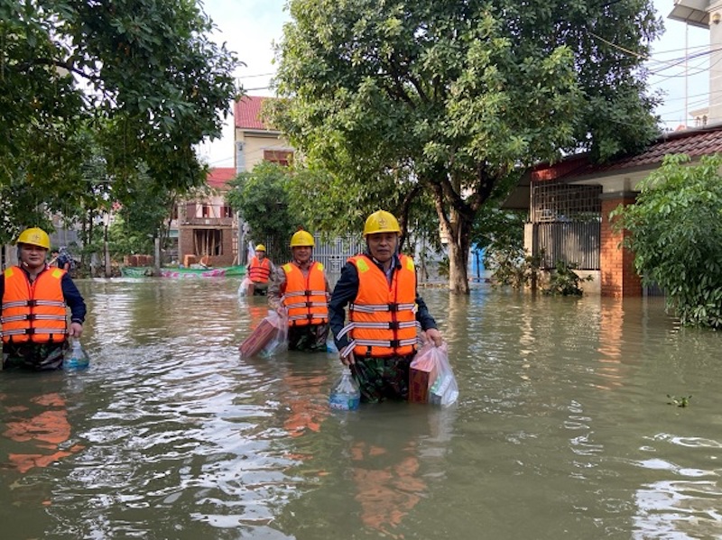 Cán bộ EVN tặng quà cho các hộ neo người bị ngập lụt nhiều ngày tại Hà Tĩnh 