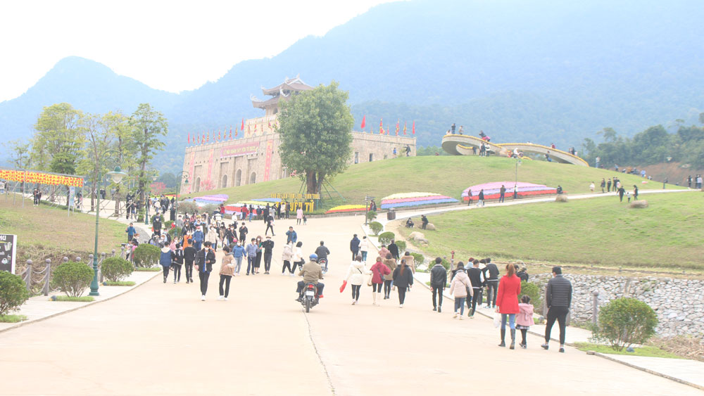 Ngày càng nhiều du khách tìm đến với Khu du lịch tâm linh - sinh thái Tây Yên Tử.