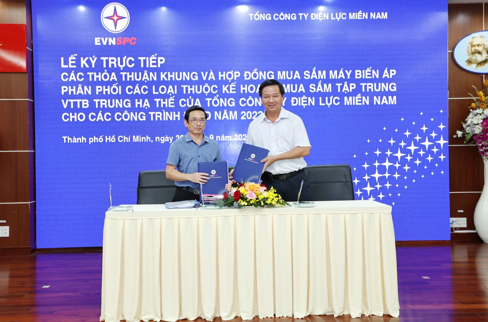 Ông Lê Hoàng Oanh – Giám đốc Công ty Điện lực Long An (áo trắng) ký hợp đồng với Công ty Cổ phần Chế tạo Thiết bị Điện Việt Nam (Havec) cho Gói thầu số 1 - Máy biến áp phân phối 1 pha (25kVA – 37,5 kVA). Ảnh: EVNSPC