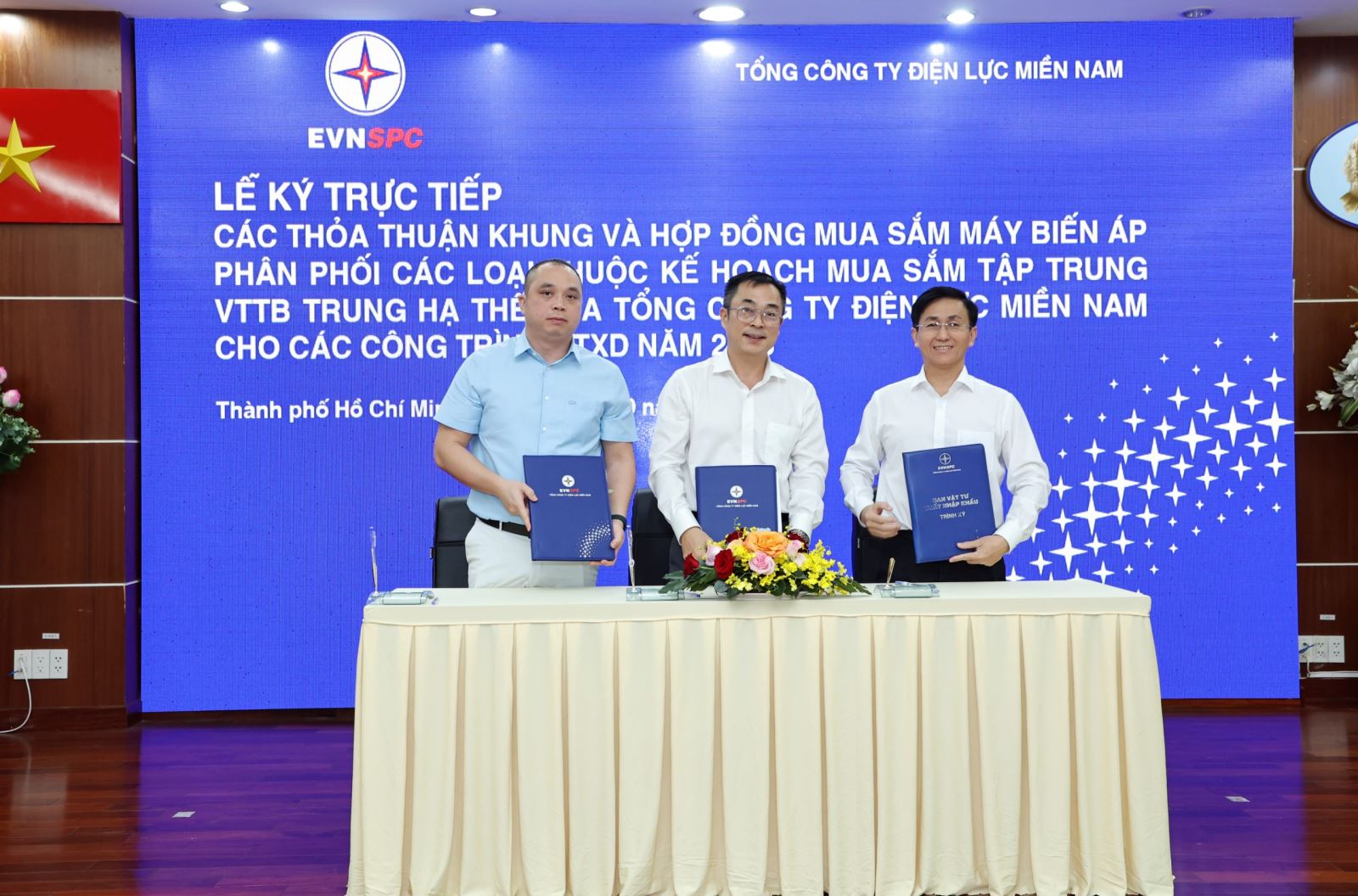 Ông Lê Minh Quốc Việt – Giám đốc Công ty Điện lực Bình Dương (ngoài cùng bên phải) ký Hợp đồng với Liên danh Công ty Cổ phần cơ điện Thủ Đức và Công ty cổ phần thiết bị điện & chế tạo biến thế Hà Nội (Liên danh EMC-CTC) cho Gói 2 - Máy biến áp phân phối 1 pha (75kVA-100kVA). Ảnh: EVNSPC