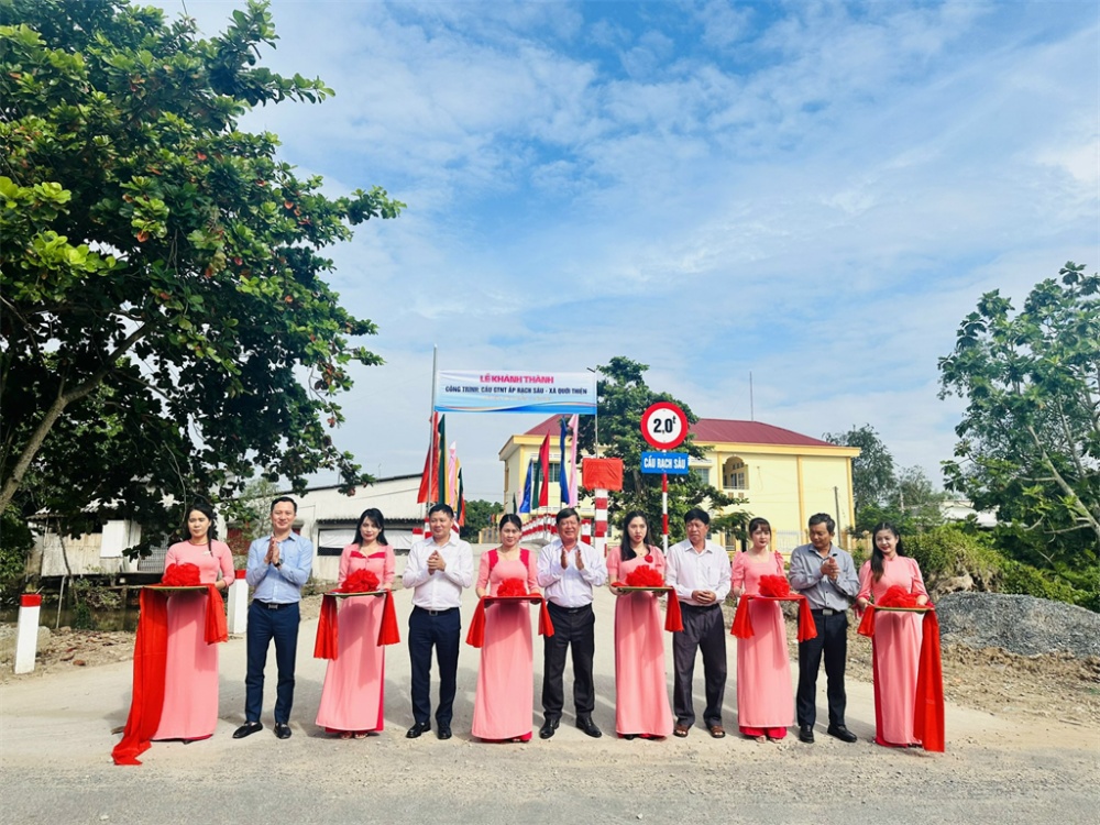 Công ty BSR và đại diện chính quyền huyện Vũng Liêm - Vĩnh Long khánh thành công trình cầu Rạch Sâu. Công trình chào mừng kỷ niệm 15 năm ngày thành lập BSR và kỷ niệm 62 năm Ngày Truyền thống ngành Dầu khí (27/11/1961 - 27/11/2023).