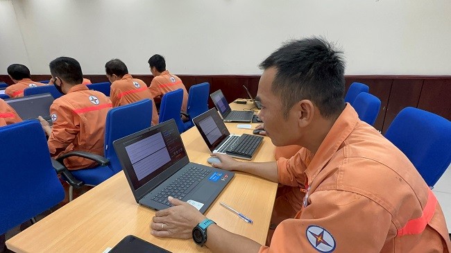Các vận hành viên tham gia các phần thi trên hệ thống E-learning.