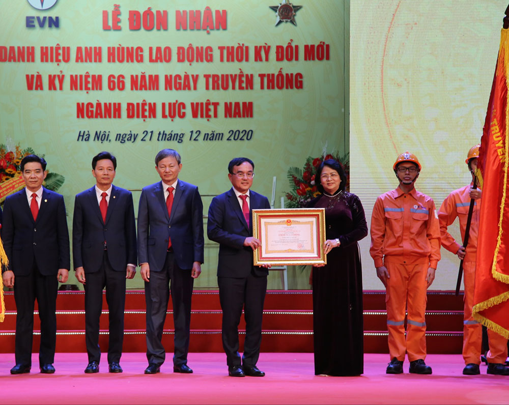 Phó Chủ tịch nước Đặng Thị Ngọc Thịnh trao tặng danh hiệu Anh hùng Lao động thời kỳ đổi mới cho EVN.