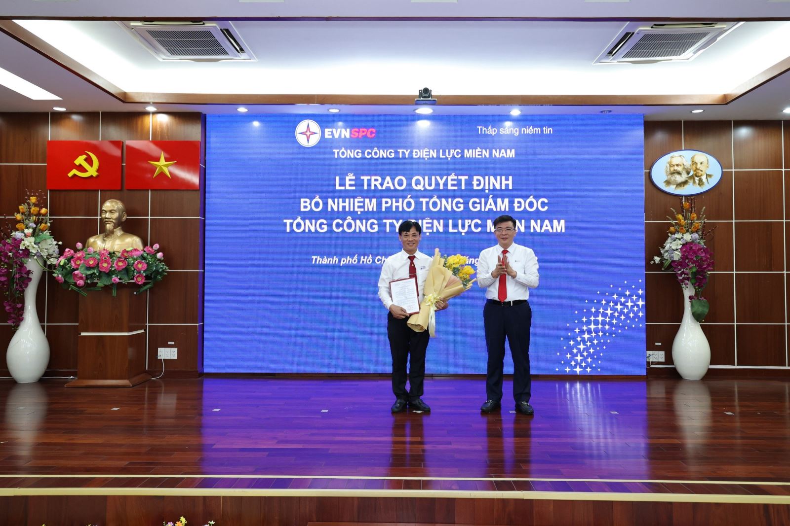 Chủ tịch HĐTV EVNSPC Lê Văn Trang trao Quyết định cho tân Phó Tổng Giám đốc Hứa Thanh Nhàn