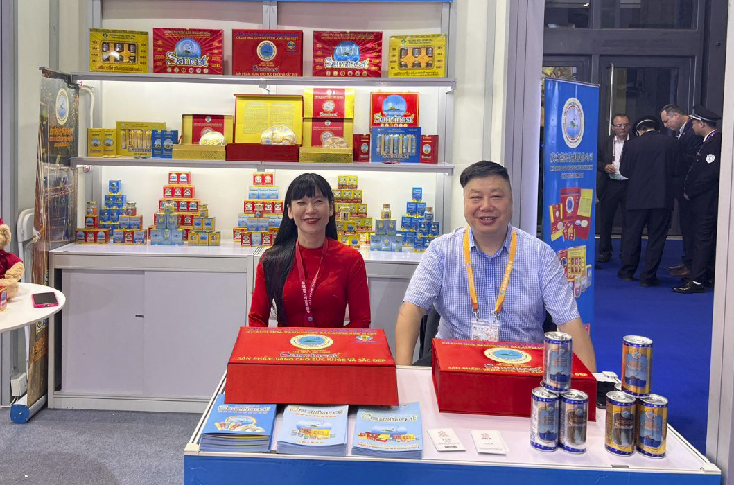 Chủ tịch Hội đồng quản trị Công ty Cổ phần Nước giải khát Yến sào Khánh Hòa Trịnh Thị Hồng Vân và đối tác Trung Quốc tại Hội chợ Quốc tế Nhập khẩu Trung Quốc lần thứ 6.