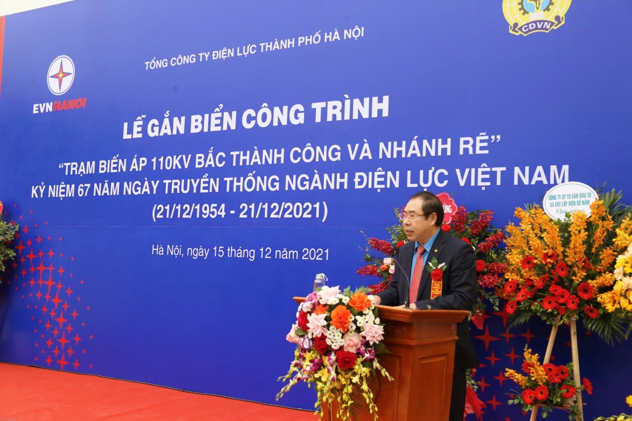 Đồng chí Đỗ Đức Hùng - UVBCH Tổng Liên đoàn Lao động Việt Nam, Chủ tịch Công đoàn Điện lực Việt Nam phát biểu tại buổi Lễ