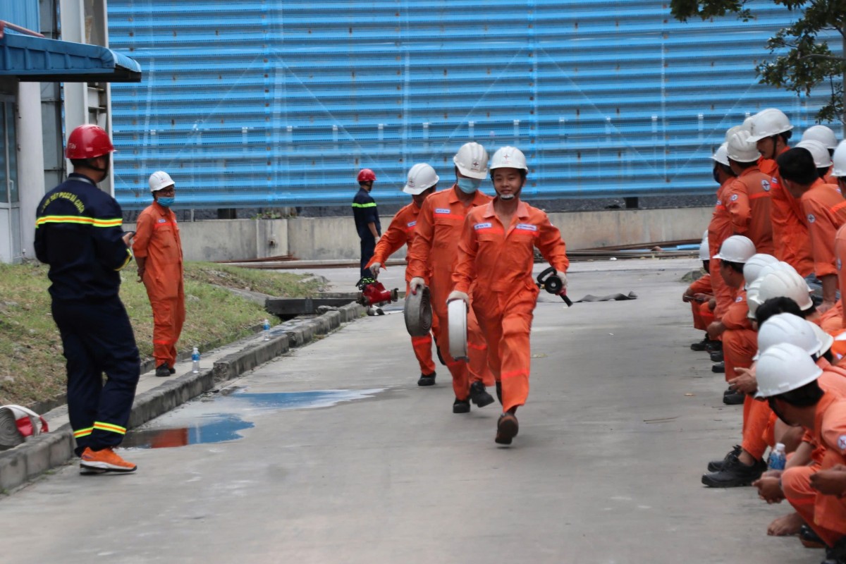 Triển khai tập luyện đội hình chữa cháy theo phương án