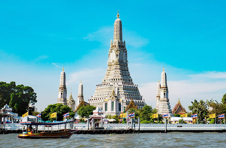 Chùa Wat Arun nhìn từ dòng Chao Phraya.
