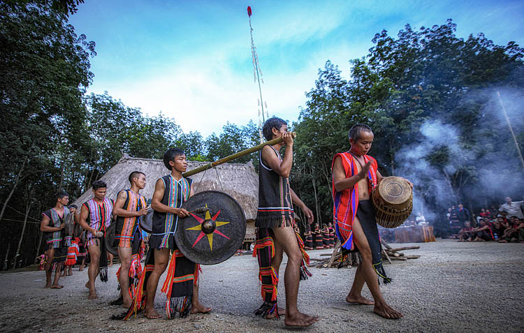 Biểu diễn Cồng chiêng tại hội làng Dak Rang, huyện Ngọc Hồi.