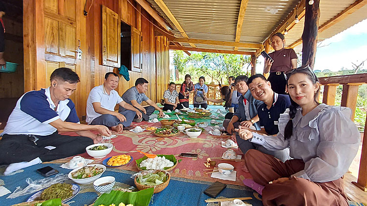 Du khách thưởng thức ẩm thực truyền thống của người Xơ Đăng tai homestay Hiêm A Nấc ở làng Kon Chênh, thị Trấn Măng Cành, huyện Kon Plông, tỉnh Kon Tum