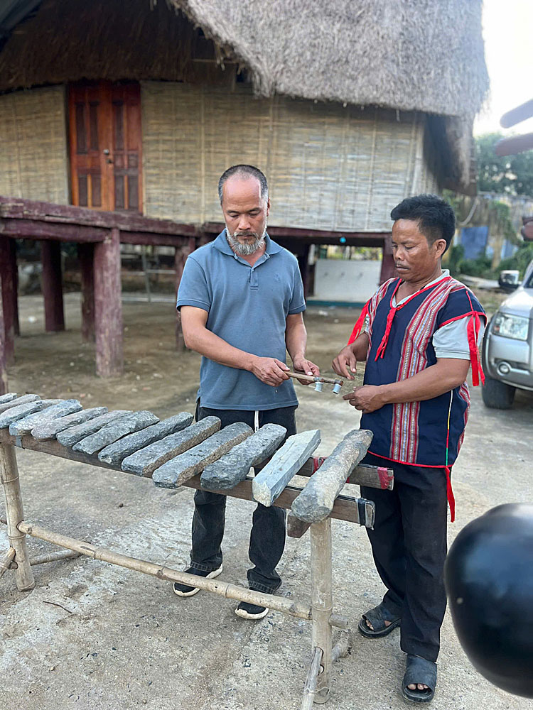 Nghệ nhân đang giới thiệu về cách chế tác và chơi đàn đá cho du khach tại làng Chốt, thị trấn Sa Thầy, huyện Sa Thầy, tỉnh Kon Tum. 